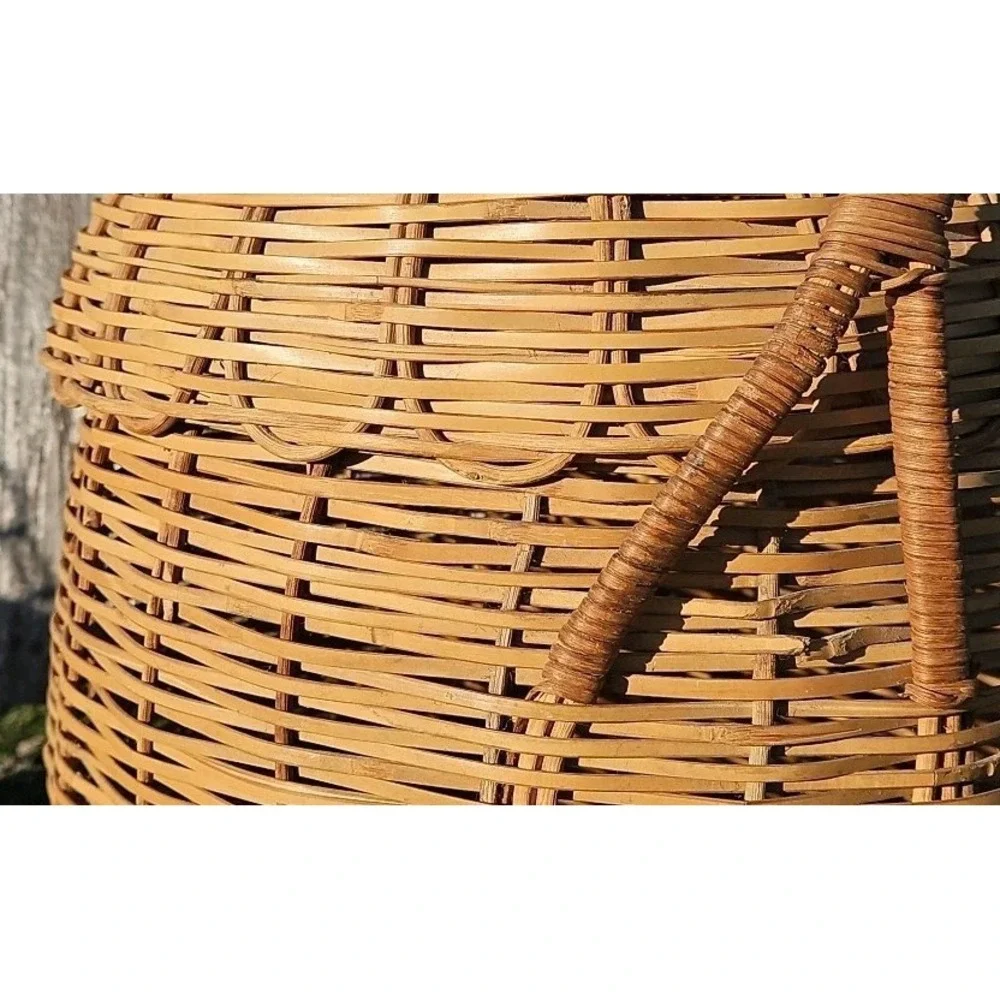 Vintage Wicker Basket Large Hand Woven With A Beautiful Scallped Edge‎ Lid